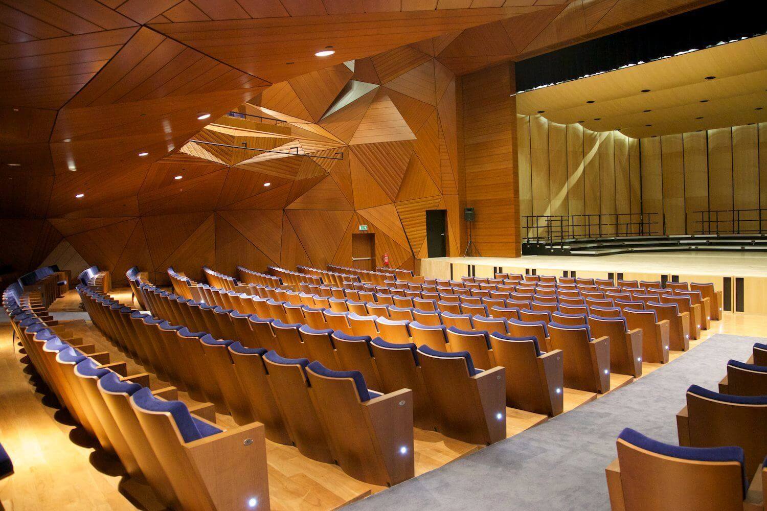 Концертный зал университета. New York University Abu Dhabi. Сцена университет Америка. Roberto Cantoral концертный зал. Центр исполнительских искусств Абу Даби.