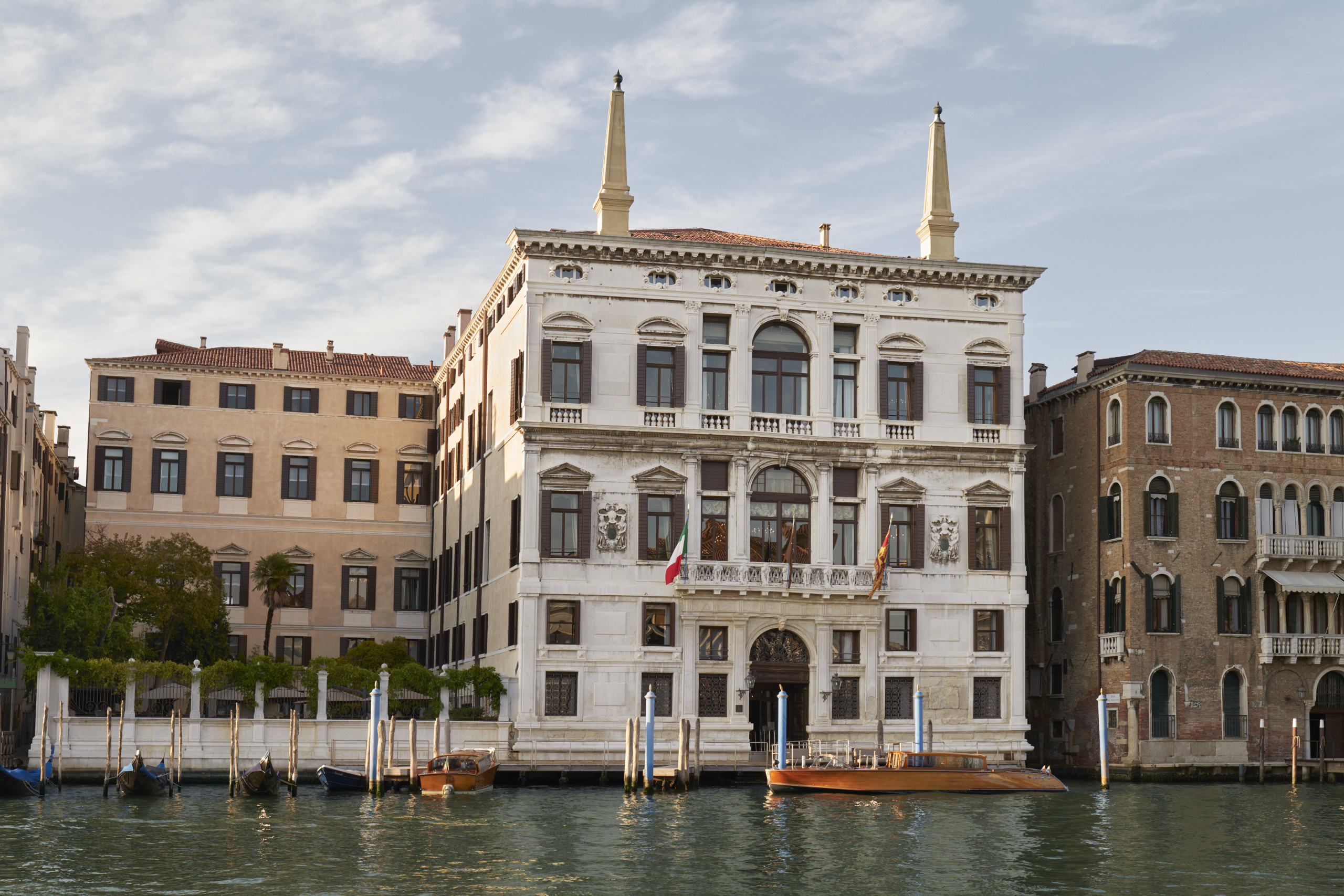 Венеция забронировать. Палаццо Пападополи Венеция. Canal grande Венеция. Aman canal grande Venice. Палаццо тре Оки Венеция.