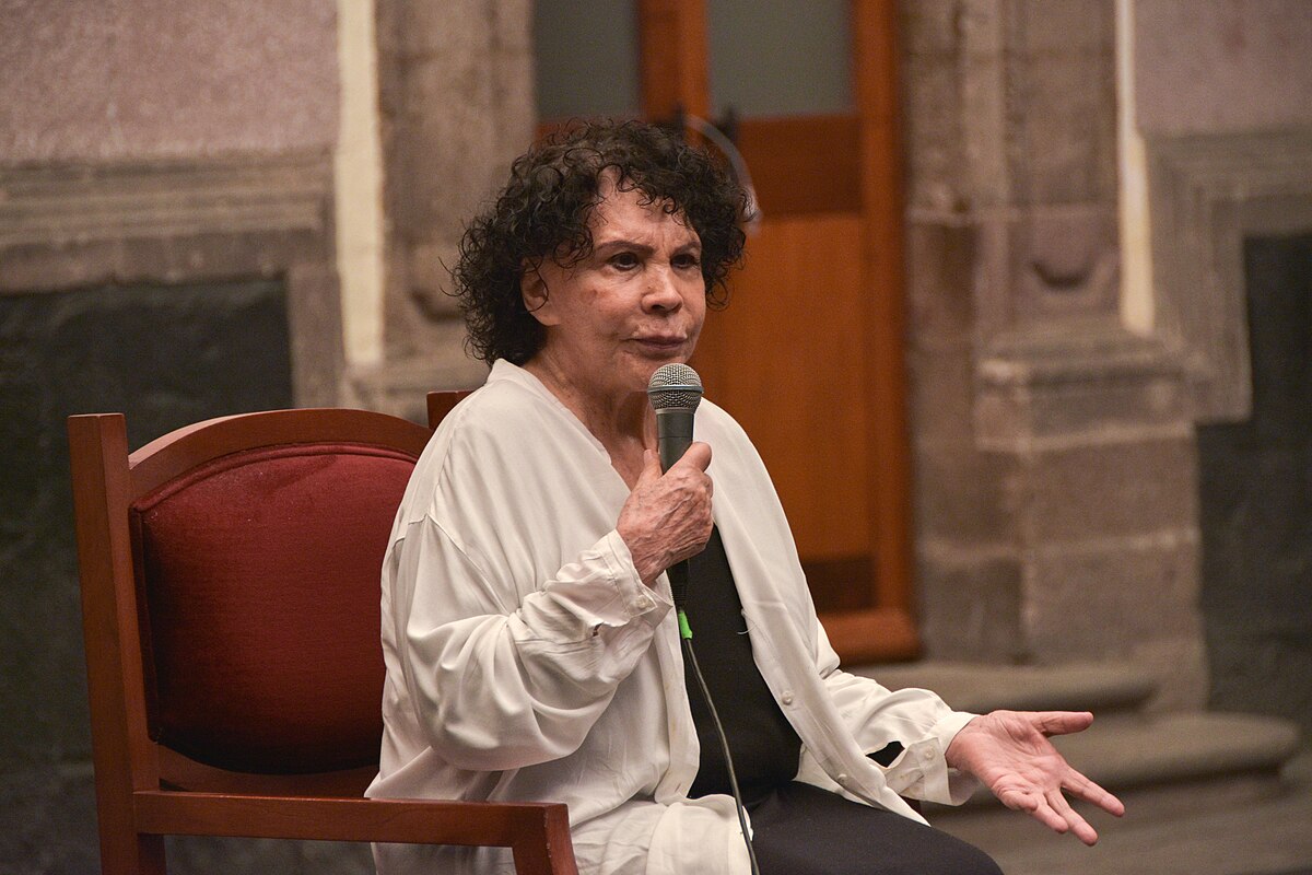 Sábado 24 agosto de 2024

El Museo de la Ciudad de México, recinto perteneciente a la Secretaría de Cultura capitalina, presenta la exposición El Negro de Beatriz Zamora, en la que la artista plástica muestra 94 obras en distintos formatos y técnicas, que son el reflejo de su trabajo durante más de cuatro décadas, y que permanecerán hasta el domingo 30 de marzo de 2025.
En la ceremonia de inauguración estuvieron presentes José María Espinasa Yllades, director General de la Red de Museos de la Ciudad de México; la artista Beatriz Zamora, artista contemporánea nacida en 1935; y sus hijos Miriam, Beatriz y Francisco Hernández Zamora.

A nombre del Jefe de Gobierno, Martí Batres Guadarrama; y del encargado de despacho de la Secretaría de Cultura de la Ciudad de México, Argel Gómez Concheiro, Espinasa Yllades agradeció a Zamora por elegir el museo para realizar su exposición con obras que ha trabajado desde 1977. 

“Para ella el negro es una luz, una luz distinta que nos llega de adentro del cuadro y adentro de ella misma. Zamora toma de la tierra tonos y texturas, filos y rugosidades. Son unas obras, una exposición en su conjunto que nos pide recogernos y concentrarnos en un ritual y pensar en esta galería casi como un templo. La pintora nos pide entregarnos al vértigo de lo negro en su insondable abismo”, declaró el funcionario.

Mientras que Beatriz Zamora, quien llegó vestida igualmente de negro, agradeció la presencia del público asistente que abarrotó el recinto cultural y mencionó que su trabajo y sus obras buscan llegar a todos y no fin lucrativo. 

“De la obra no tengo que decir nada porque ella lo dice por sí misma, yo no puedo inventar cuentos ni historias, solamente decir que esa es nuestra mismidad de una, de otra y de todas maneras, porque somos así, no somos una sola cosa, sino agua, aire y muchas cosas que no sabemos que son la vida misma.

Yo espero que la obra les dé algo. Ha sido una obra hecha para todos, no ha sido para vender, porque es imposible que una cosa así se vendiera pero eso no importaba, era para México, era para todos, para eso he trabajado. Se los entrego”, afirmó. Por su parte, Francisco Hernández Zamora, quien también es curador de la exposición, mencionó que el trabajo de su madre parte de una inspiración de la condición humana y de las culturas milenarias del país.

“Es la historia y el tiempo del Mexico profundo milenario, con eso conversa, y esa fue la raíz profunda desde donde emerge el negro. Beatriz Zamora abrazó esa condición humana profunda de este México para extraer la fuerza vital y con ella expresa no un monocromo, sino una cantidad de planteamientos rizomáticos de las posibilidades de un negro infinito”, sostuvo. 

En la exposición se pueden encontrar obras de variedad de medidas y tamaño, que van desde los 15 hasta los 400 kilogramos. Además, son de diferentes materiales de origen natural o mineral como carbón triturado, acerina, turmalina, tierra, barro, obsidiana, entre otros, los cuales generan diversas tonalidades de negro, como aterciopelados, suave, metálico o cristalino. 

A lo largo de 40 años, la artista se ha especializado en el descubrimiento del individuo por medio de este color, en el que expresa la finitud e introspección de las relaciones humanas, la conciencia y el universo. 

Cabe destacar que la artista estudió en la École Nationale Supérieure des Beaux-Arts, en París, además trabajó con el ceramista José Castaño y con el muralista José Hernández Delgadillo.

Fotografía: Claudia Campos / Secretaría de Cultura de la Ciudad de México