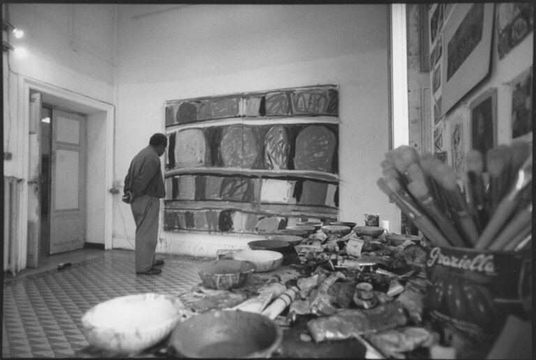 Stanley Whitney in his studio, Rome, 1994. Photo by Athina Ioannou. © Stanley Whitney. Courtesy Lisson Gallery