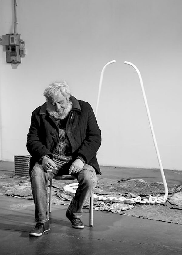 Il maestro PierPaolo Calzolari nel suo studio di Sant'Ippolito - Fossombrone (PU), Italia.
In secondo piano l'opera dal titolo IL MIO 25° ANNO D'ETA'.