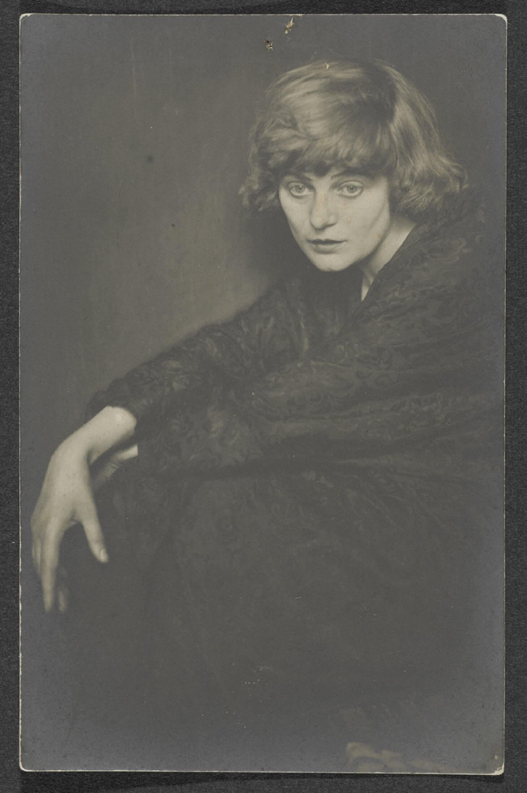 Porträt Emmy Hennings, 1921-1922, Photo: Hanns Holdt, Schweizerisches Literaturarchiv.